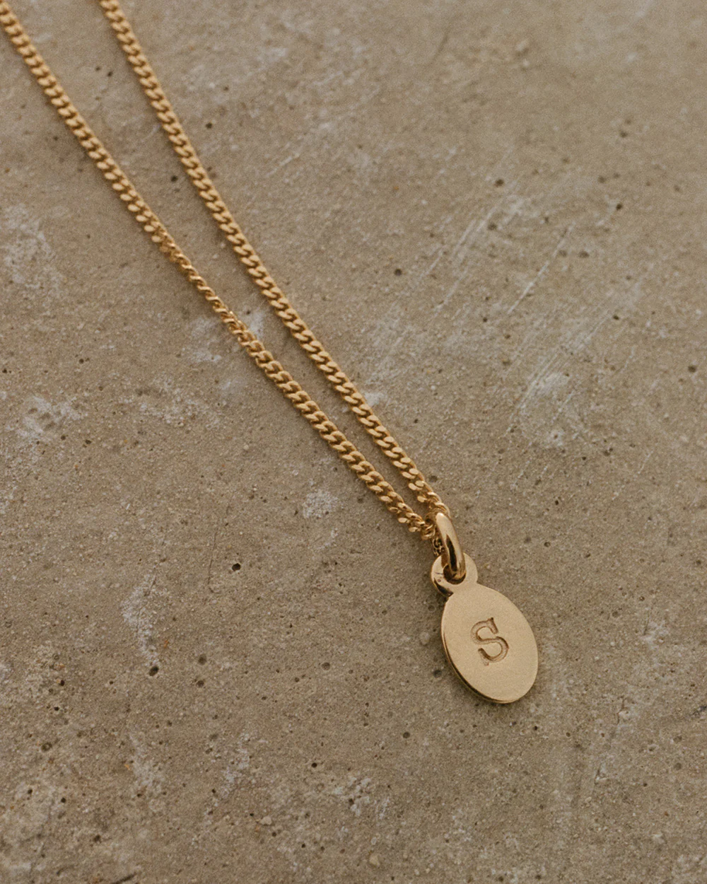 INITIAL NECKLACE A-Z (18K GOLD VERMEIL) - Image 4