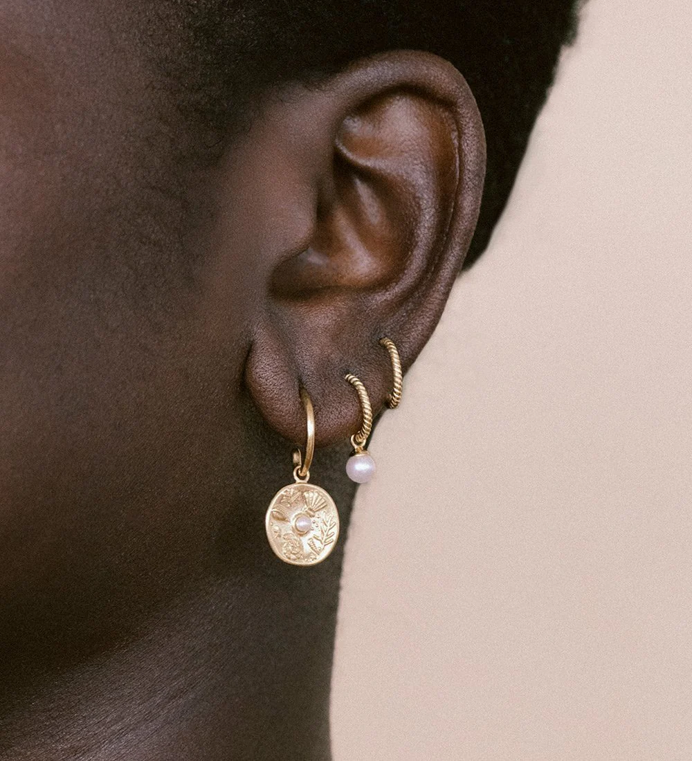 TINY PEARL HOOPS (18K GOLD PLATED) - Image 5