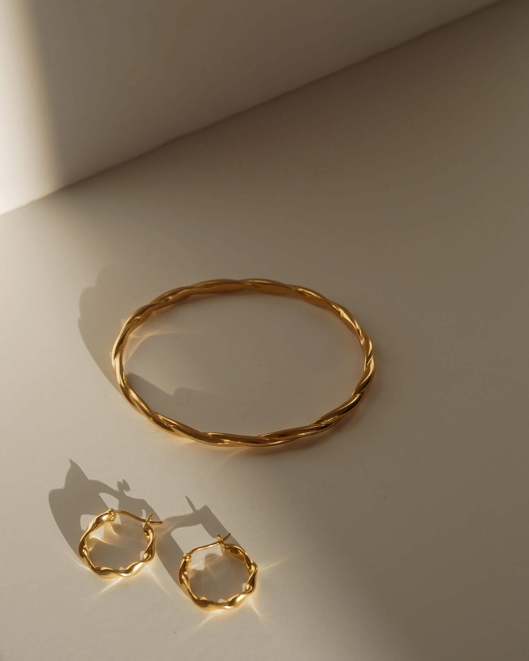 WAVE BANGLE (18K GOLD PLATED) - Image 4
